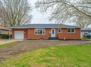 537 11th St, Lincoln, IL 62656