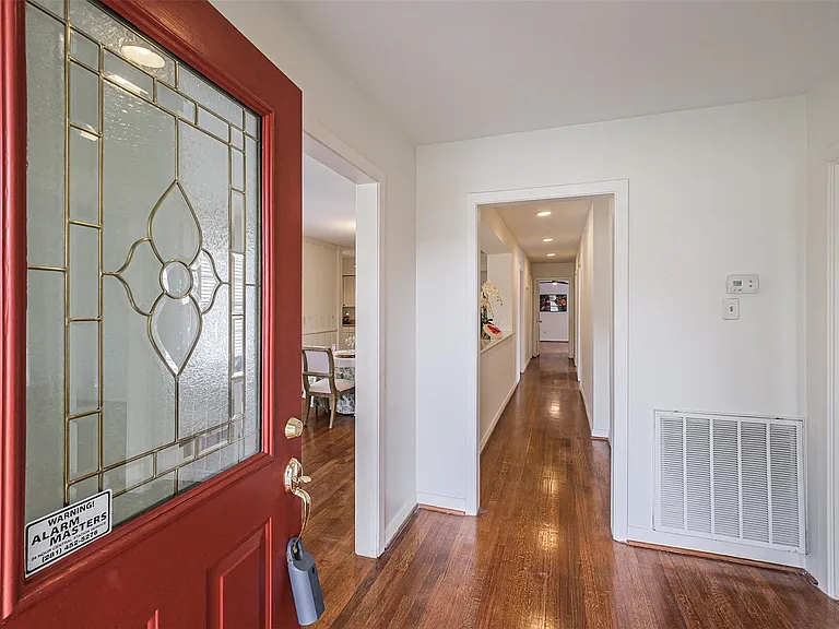 2601 Briarhurst Dr — Photo 3