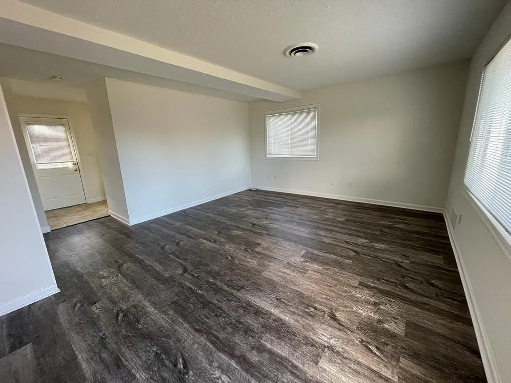 700 Montrose Ave — Photo 2
