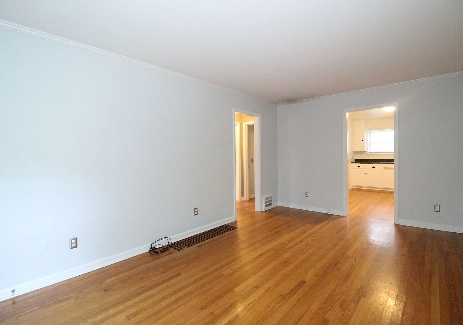 September FREE On This 2 Bedroom 1 Bath Home In Roeland Park — Photo 3