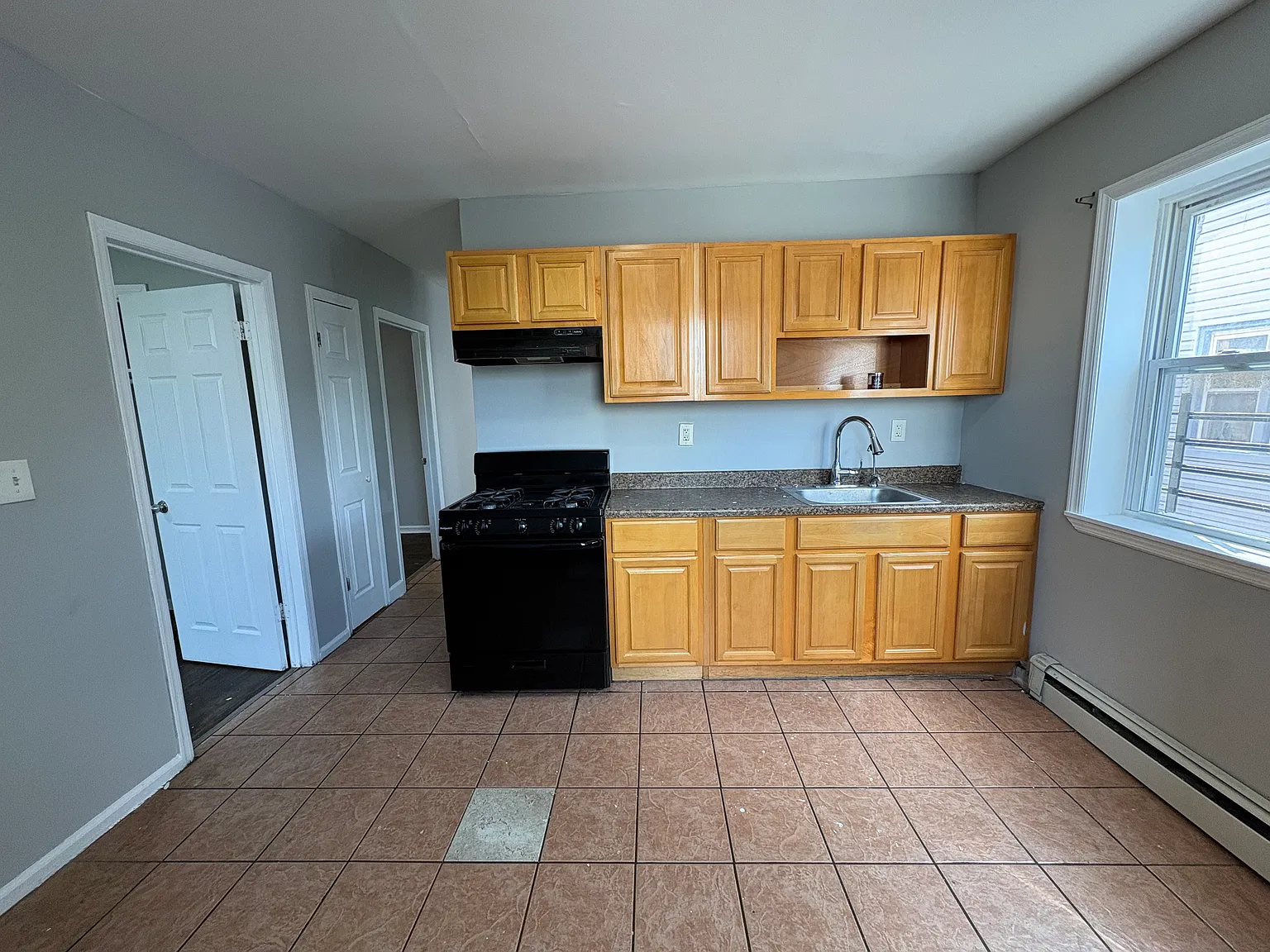 3 bed, 1050 sqft, $2,100 — Photo 2
