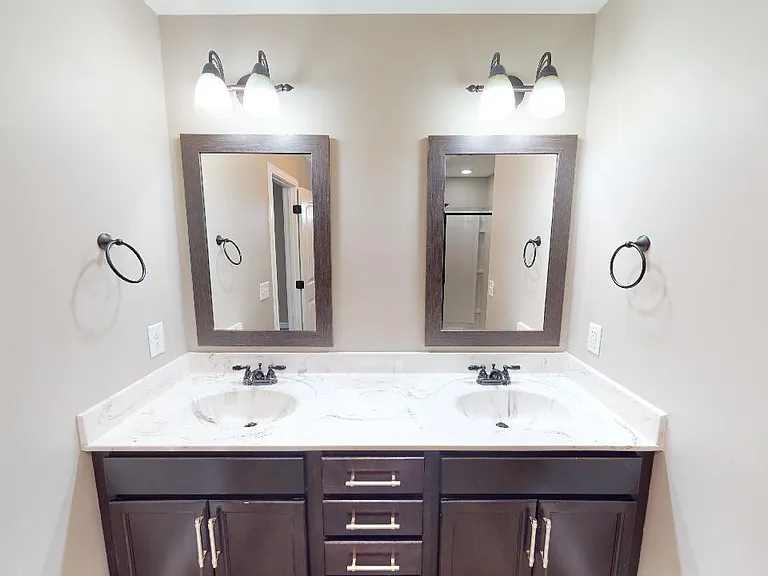 733 Cavalier Dr — Photo 7