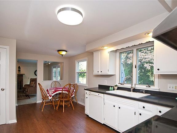 4th image of 47 Crestview Dr