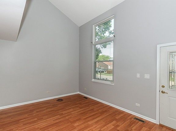 2nd image of 225 W Cherrywood Dr