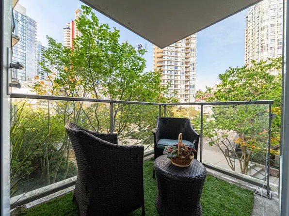 689 Abbott St #301, Vancouver, BC V6B 0J2