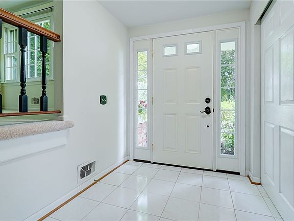 2nd image of 34 Sturbridge Ln