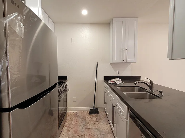 New Hampshire Apartments — Photo 26