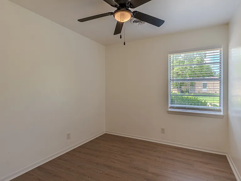 1402 Missouri Ave — Photo 13