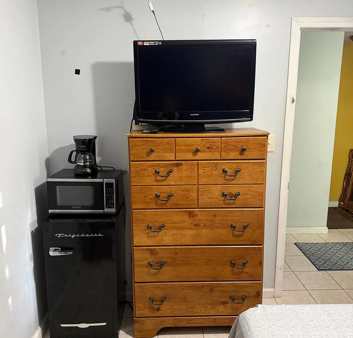 3 bed, 2600 sqft, $1,100 — Photo 2