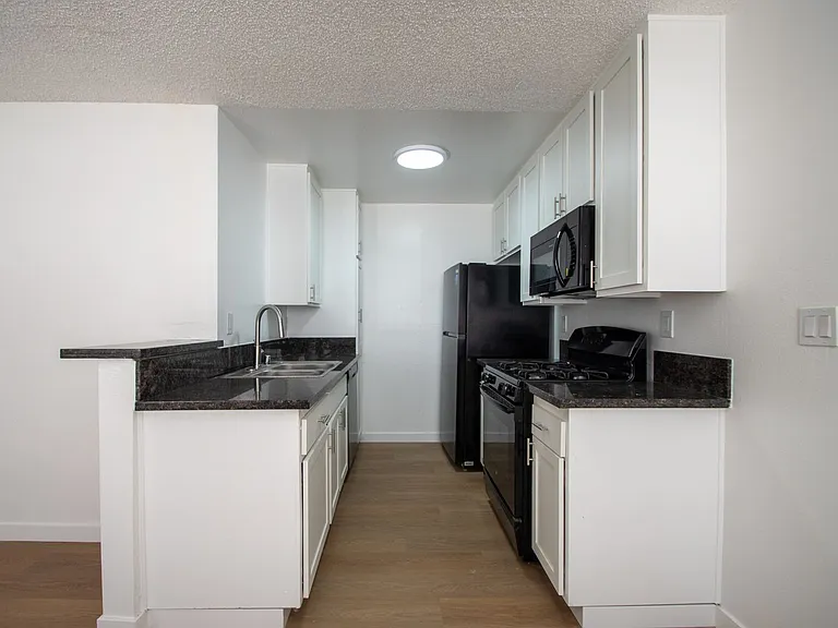 5921 Whitsett Ave — Photo 4
