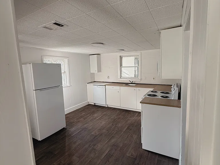 535 E Railroad St — Photo 4