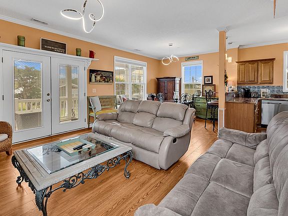 5th image of 124 Rainbow Dr.