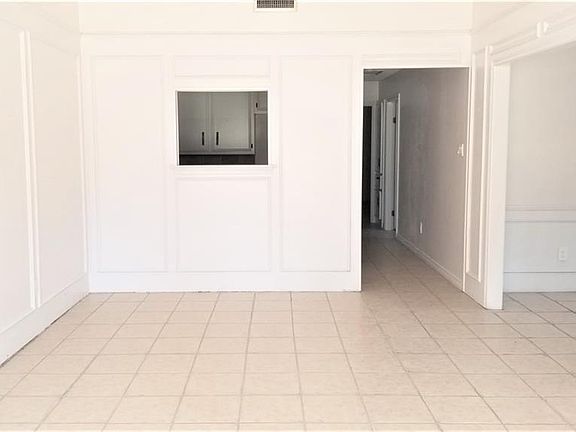 2nd image of 411 E Rose Ellen Cir