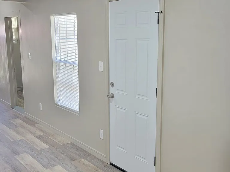 2112 Axtell St — Photo 4