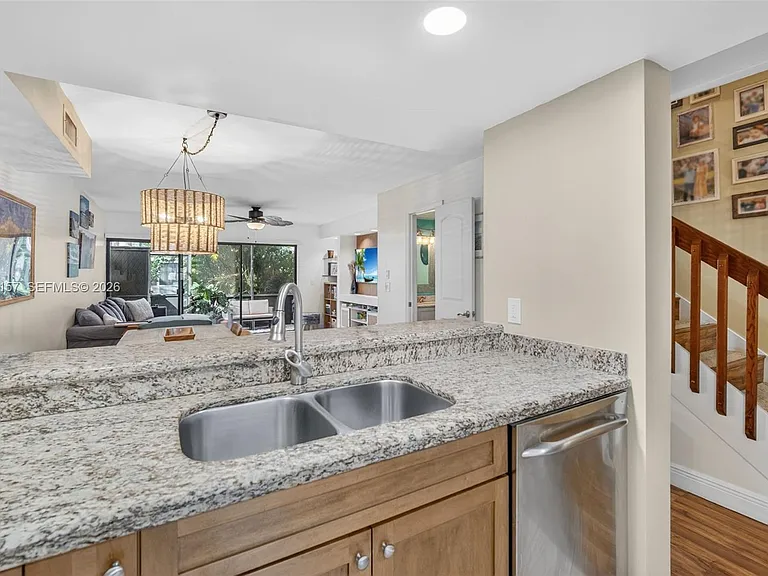 4250 SW 70th Ter — Photo 10
