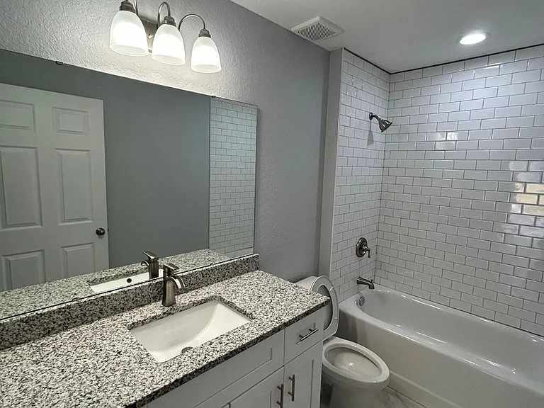 895 S 7th Ave — Photo 5