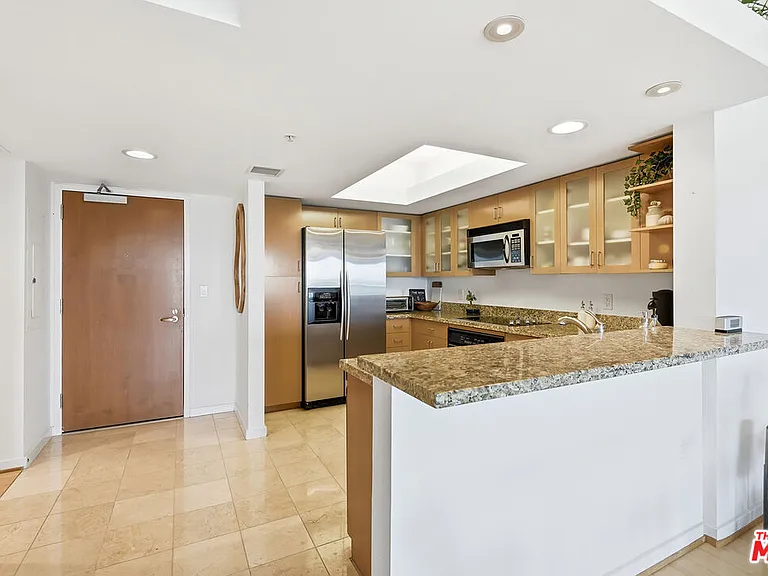 13700 Marina Pointe Dr #910 — Photo 3