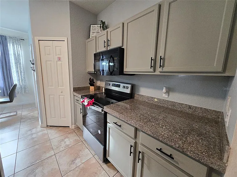 930 Oxford Dr — Photo 9
