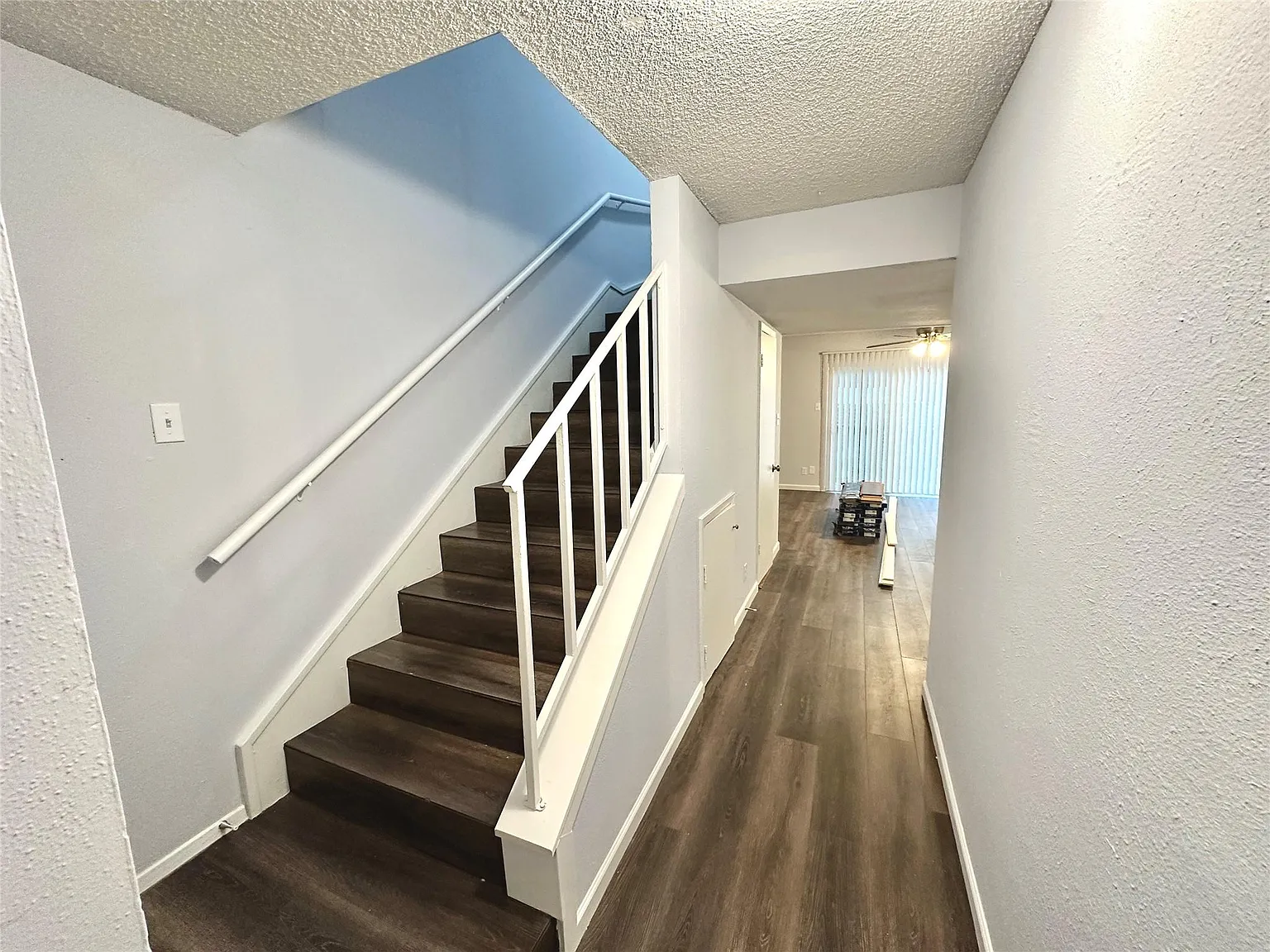 2 bed, 1.5 bath, 1010 sqft, $1,150 — Photo 2