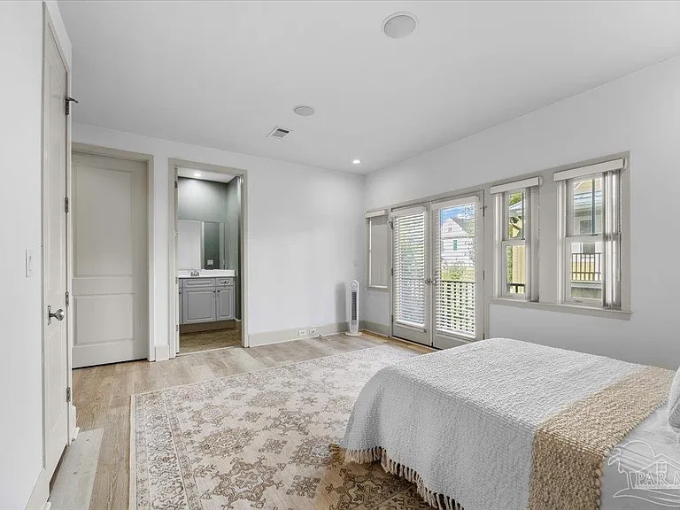 214 W La Rua St — Photo 20