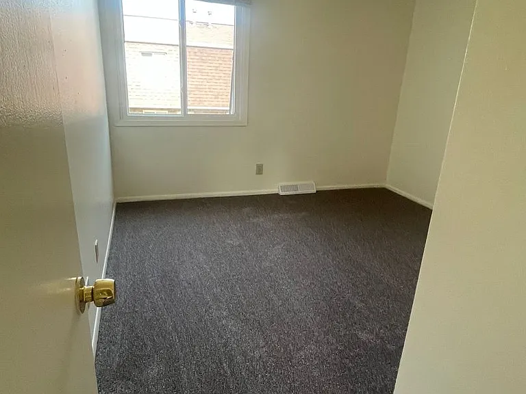 140 W Falls Rd — Photo 8