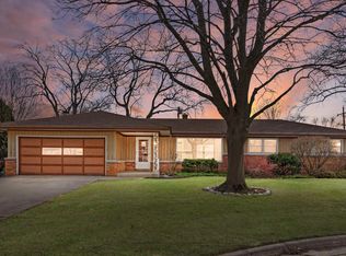 325 W Nicolet Ct, Glendale, WI 53217