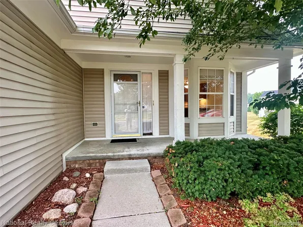 5164 Sandalwood Cir, Grand Blanc, MI 48439