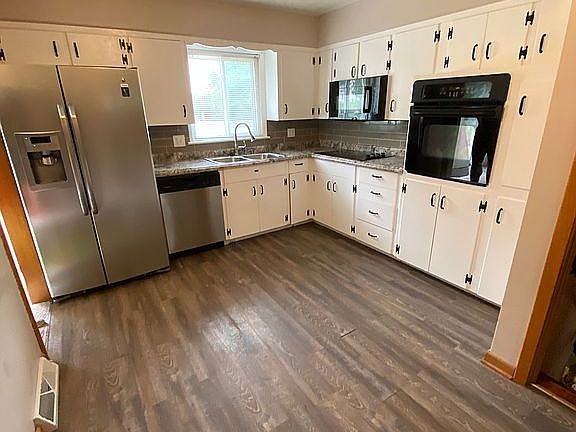 Kitchen with eat in area