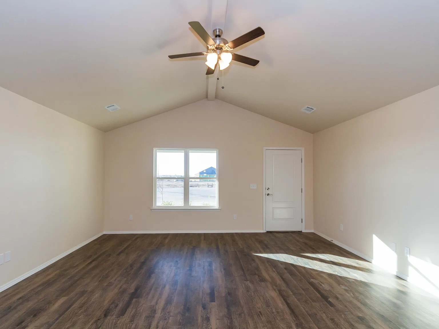3 bed, 1400 sqft, $2,350 — Photo 4