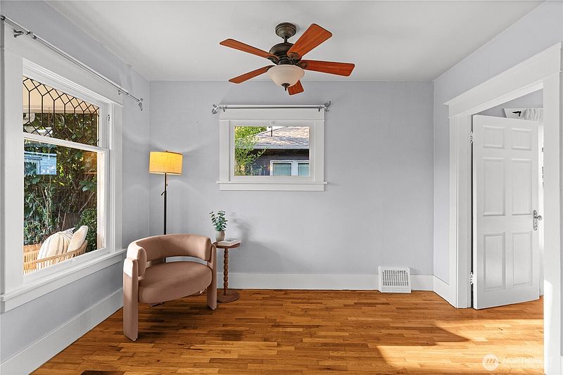 5th image of 631 N Steele Street
