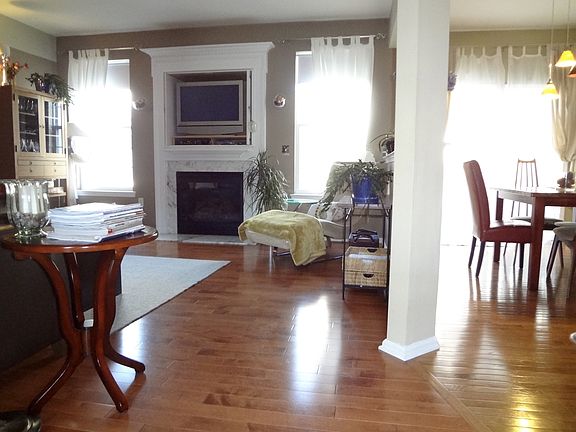 FamilyRm/open to Eat In Area