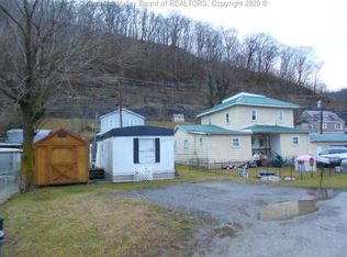 2022 E Dupont Ave, Belle, WV 25015
