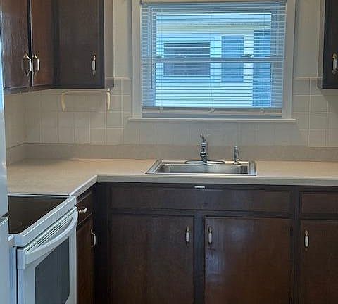3rd image of 265 Charlotteville Drive N