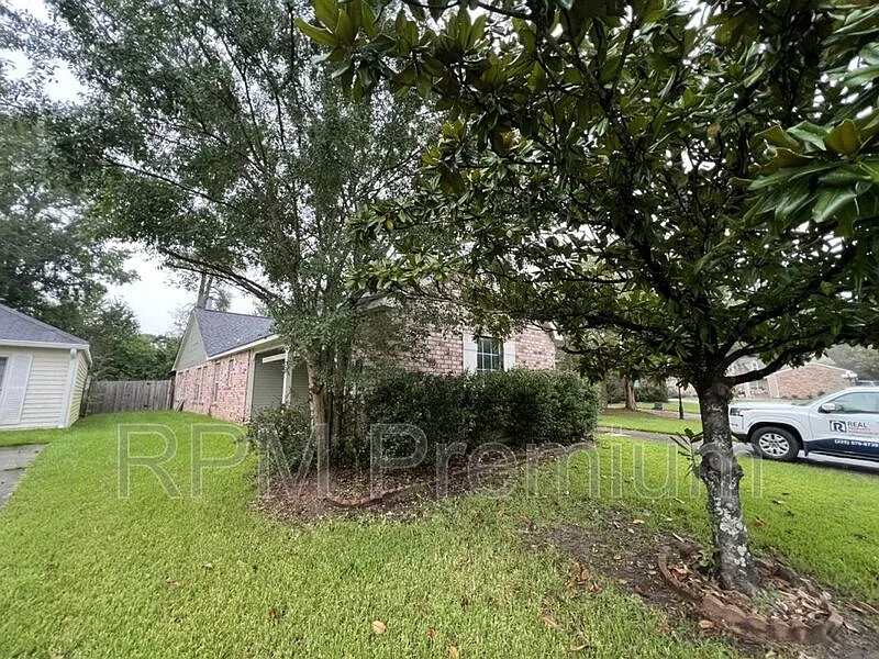 3 bed, 2.0 bath, 1372 sqft, $1,750 — Photo 2