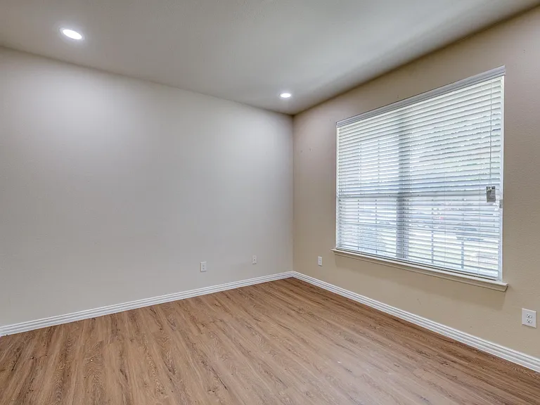 915 Penny Royal Ct — Photo 4