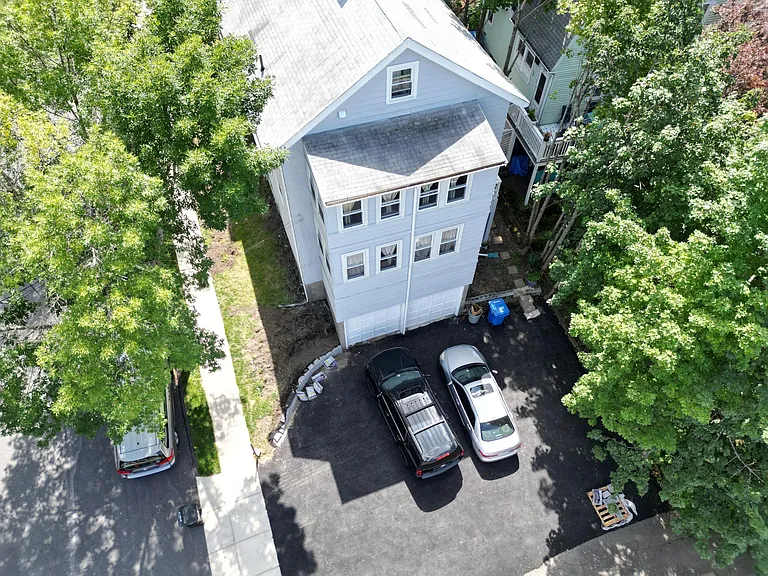 717 Belmont St — Photo 4