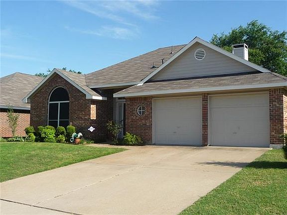 2nd image of 2833 Sommerset Dr