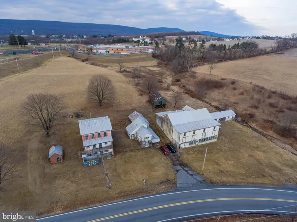 801 Windsor Castle Rd, Hamburg, PA 19526