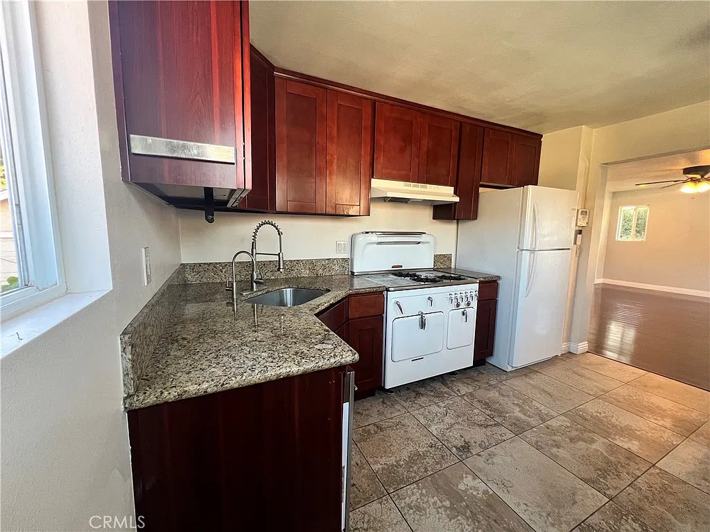 3 bed, 1012 sqft, $3,300 — Photo 3