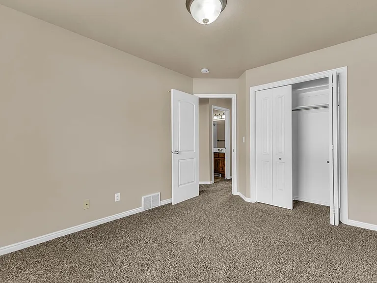 574 E 200 N — Photo 16