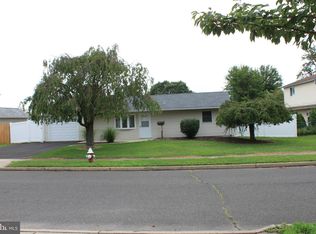 30 Palm Ln, Levittown, PA 19054