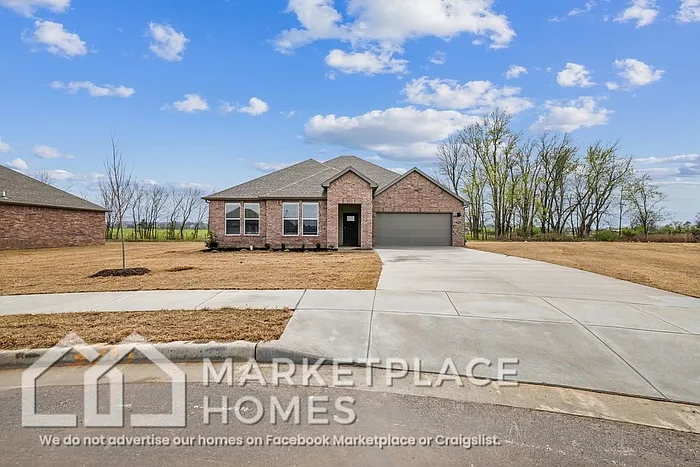 4 bed, 2.0 bath, 1940 sqft, $2,195 — Photo 2
