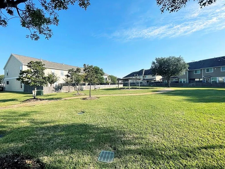 8318 Greys Ln — Photo 18