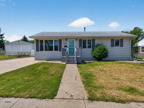 1508 8th St SW, Minot, ND 58701
