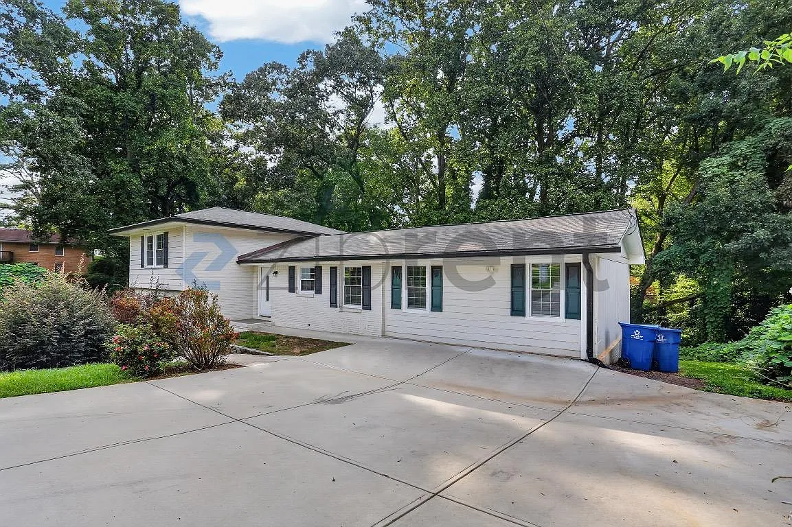 5 bed, 3.5 bath, 2004 sqft, $3,000 — Photo 2