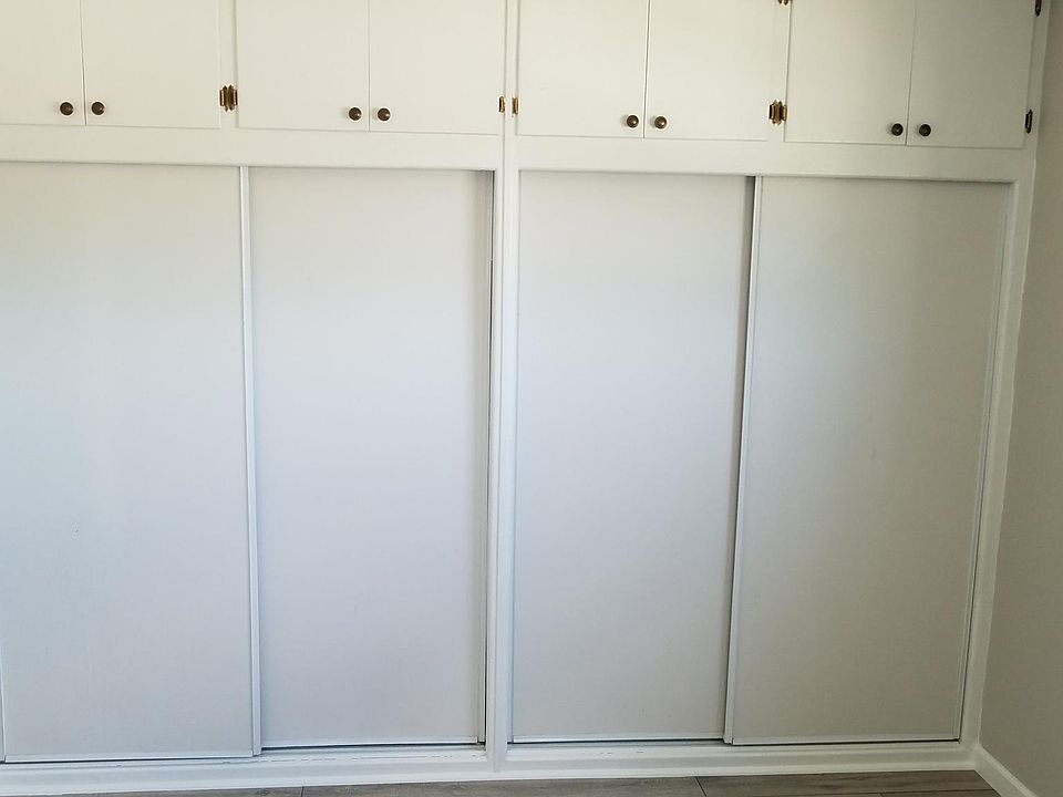Bedroom closet's