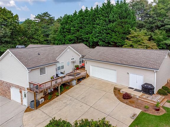 Image 4: 3 Car Garage and Workshop