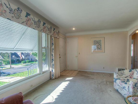 4th image of 541 36th Ave NE