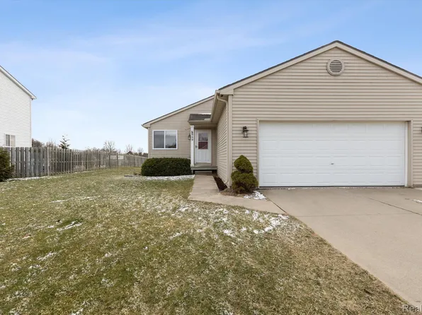 989 King James Ct, Vassar, MI 48768