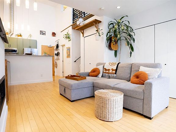 2nd image of 797 Tyee Rd #4